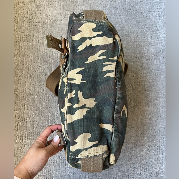 Relic Camouflage Messenger Bag - Picture 5 of 16